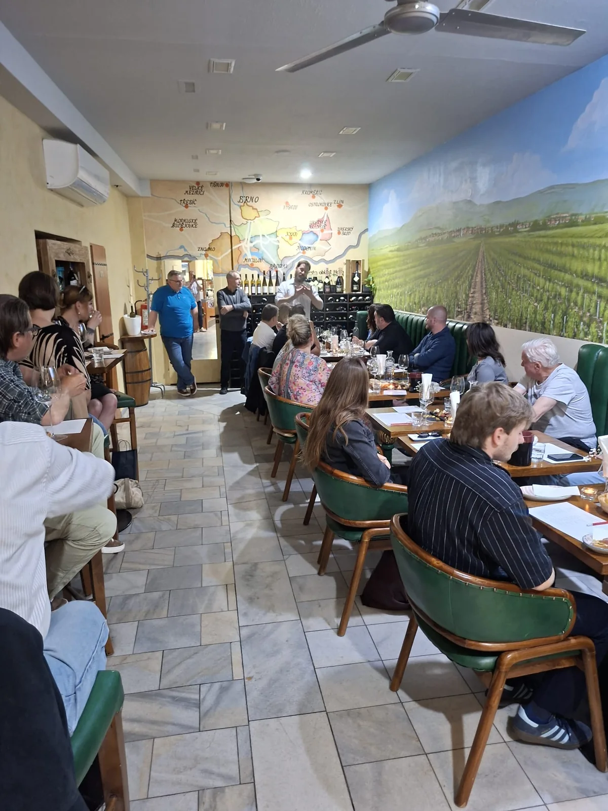 Zaplněná vinotéka Šohaj během společné degustace